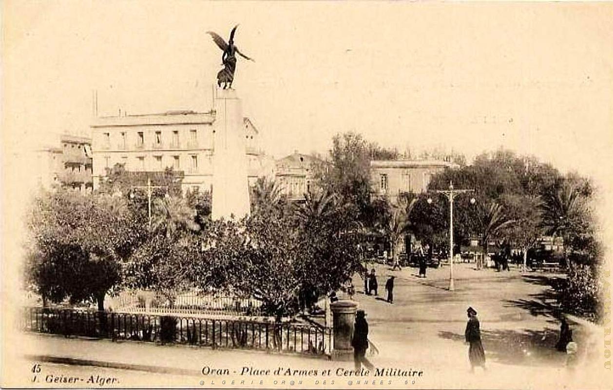 PA i- 51- Place d'armes animee.jpg